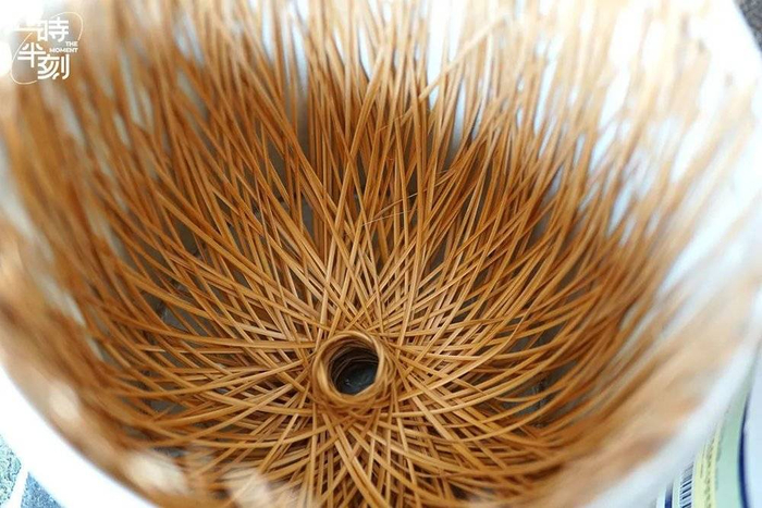 竹条起头后放置桶中，以便编时使用