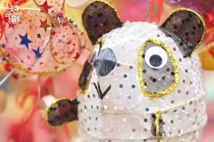 灯笼墙最显眼处，除了金鱼款，还有今年大火的熊猫灯笼