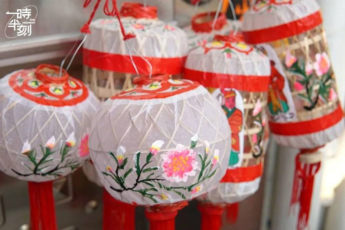 圆形灯笼仔为陈月桂今年的创新款，画花是她受到石龙非遗木屐启发，与丈夫花了几天完成。