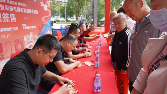 总经理现场签售人气火爆