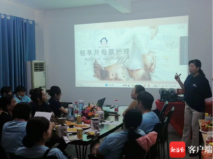 月嫂机构管理者王子芸在做专业技能培训。受访者供图