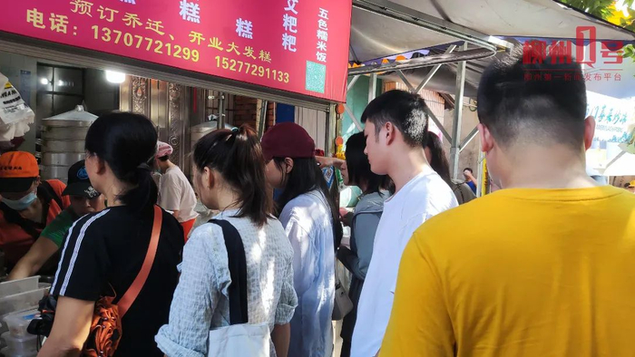 胜利烧烤城备足人手，以维持好客流高峰时的秩序。图为游客在美食店前排队。