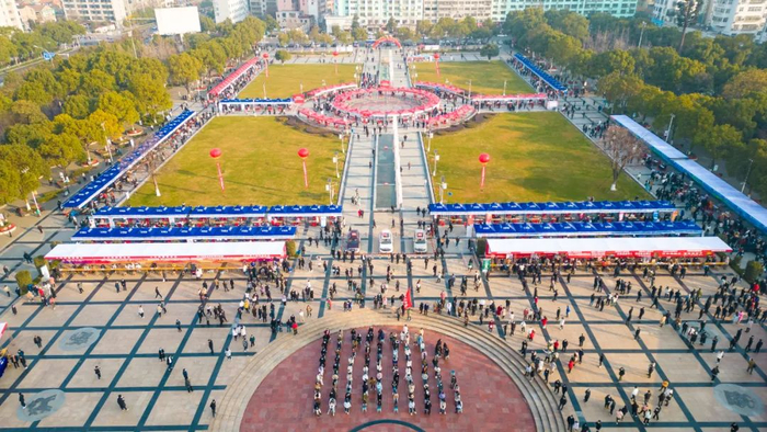 天鹅广场春风行动大型招聘会现场 图片由市人社局提供