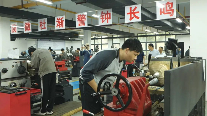 湖北信息工程学校学生在数控实训车间进行技能学习 图片由市教育局提供