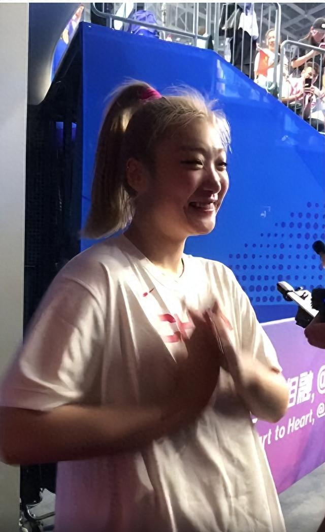 中国女篮赢球后，李梦心情大好：“祝大家中秋快乐。”