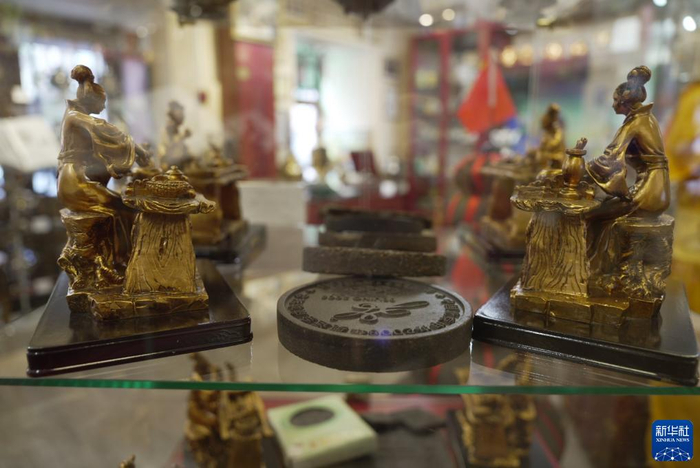 这是9月26日在俄罗斯圣彼得堡的茶博物馆拍摄的中国普洱茶展品。新华社记者 安晓萌 摄