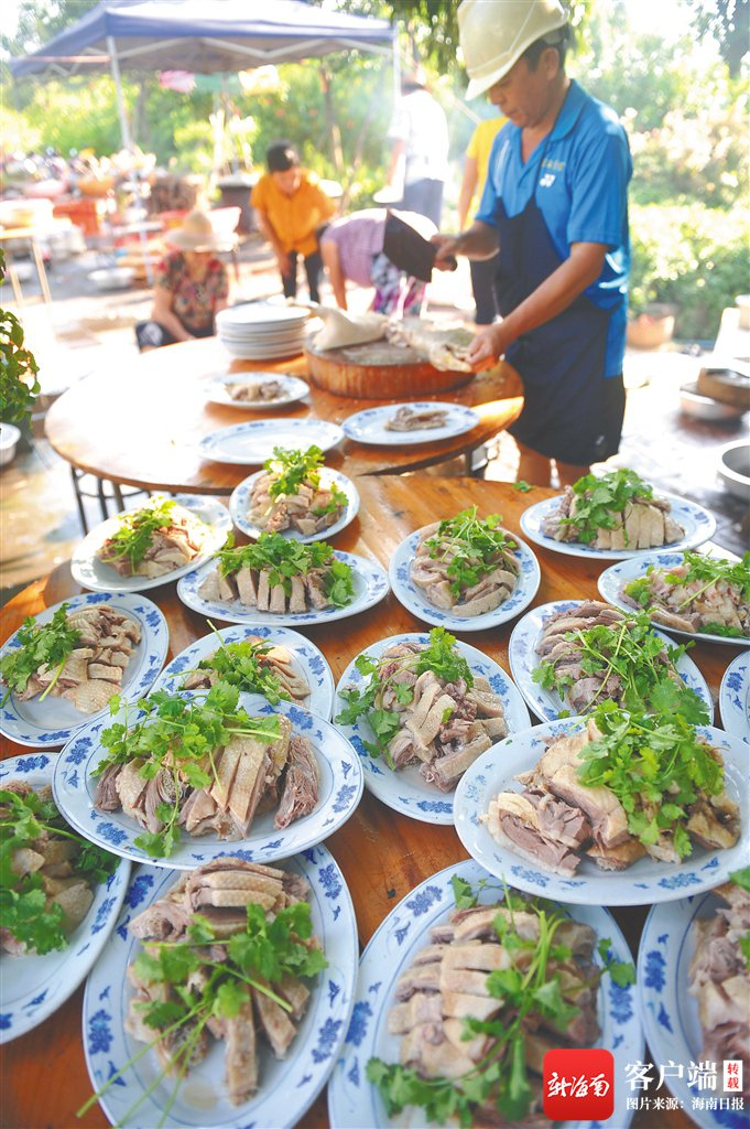 琼海宴席上的白斩嘉积鸭。特约记者 蒙钟德 摄