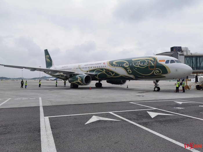 ▲“三星堆号”主题飞机平稳降落成都天府国际机场