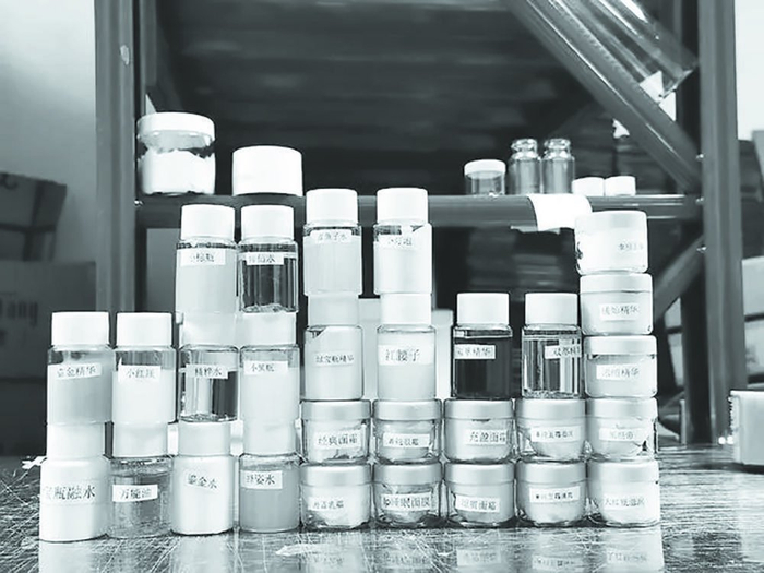     仿冒者向记者兜售各类高端化妆品料体，涉及多个知名品牌。