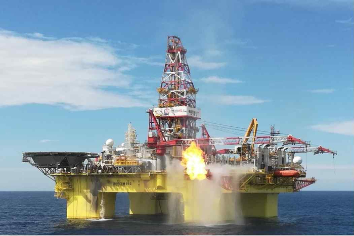 图为深水高温高压气田测试现场