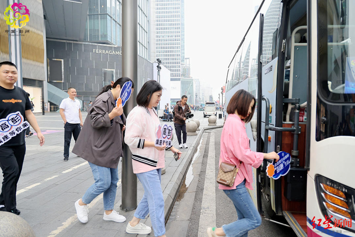 ▲旅游专线大巴