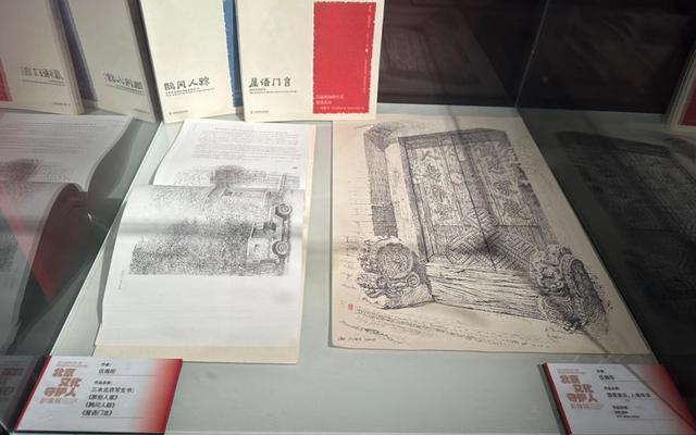 为了使展览更具空间感，展览中放入了伍佩衔的手稿。新京报记者 李冰洁 摄