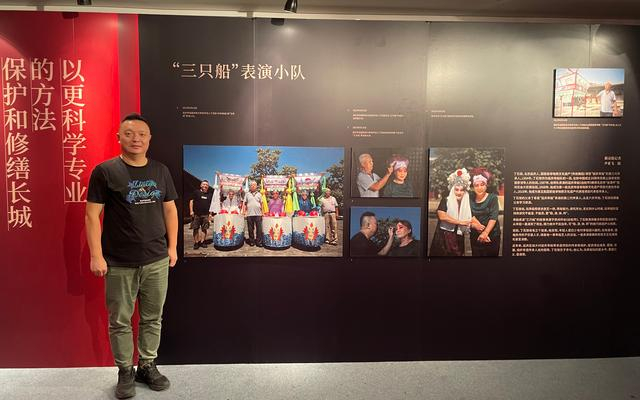 9月15日，延庆旱船传承人丁石锁的弟子邱振飞到中华世纪坛观展。受访者供图