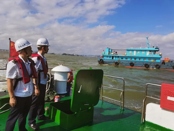 港珠澳大桥海事局加强巡查保障水上交通安全。程霖、通讯员邓林栋/摄