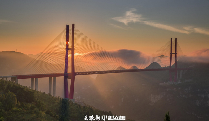 贵阳至黔西高速公路鸭池河大桥是世界上最大跨径的钢桁梁斜拉桥，为世界山区斜拉桥之最。尹刚 摄