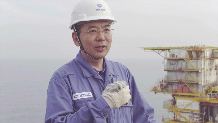 图为李中在海上一线工作