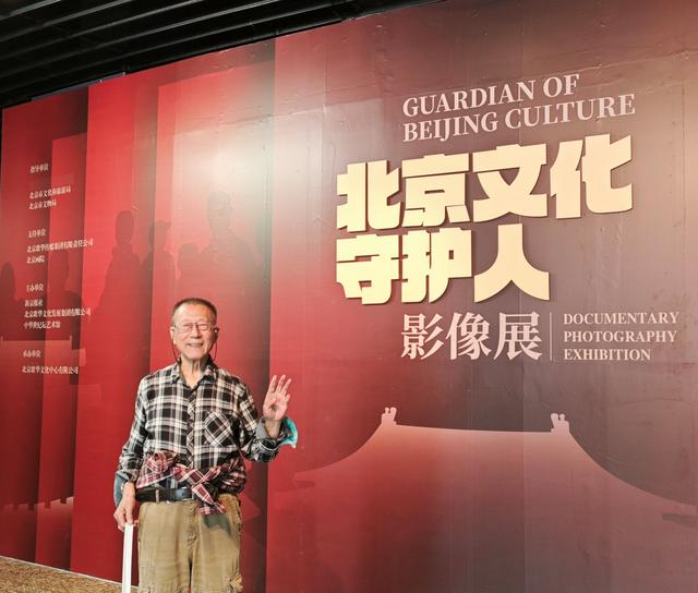 9月26日，为中轴线写生的伍佩衔来到中华世纪坛观展。受访者供图