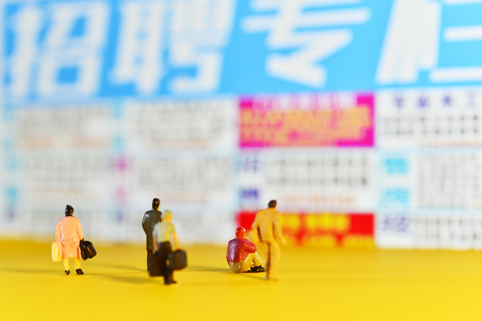 人们驻足看招聘信息 图源：图虫创意
