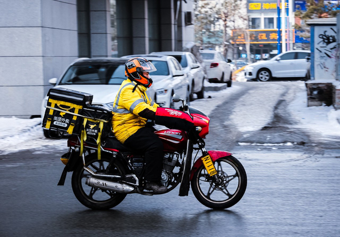 骑手在送外卖的路上 图源：图虫创意