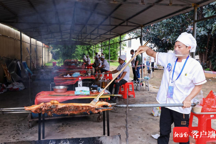 选手正在烤制乳猪。余晶晶 摄