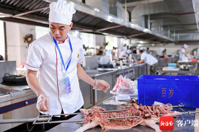 选手正在插叉乳猪。余晶晶 摄