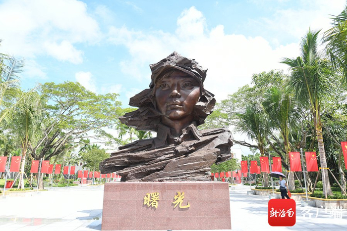 红色娘子军纪念园内的雕塑。记者 陈卫东 摄