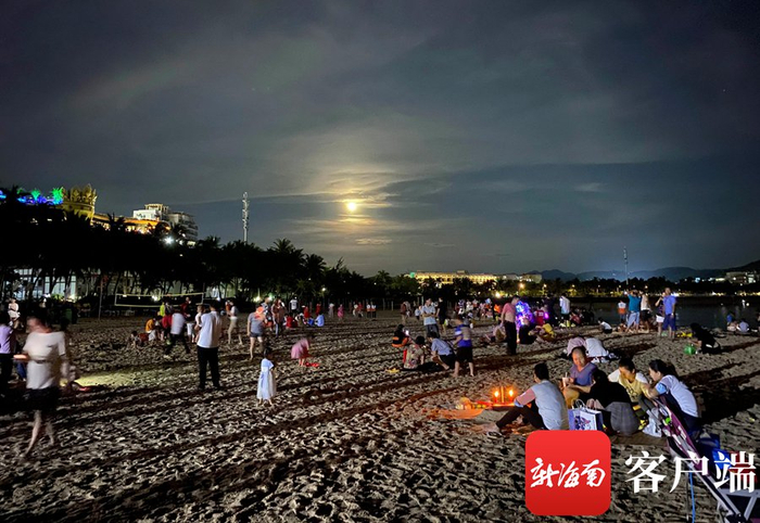 资料图：人们在大东海海滩上赏月。记者 沙晓峰 摄