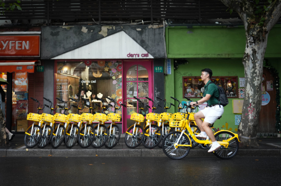 ▲用户骑行共享单车游览上海街区。（摄影：王鹏）