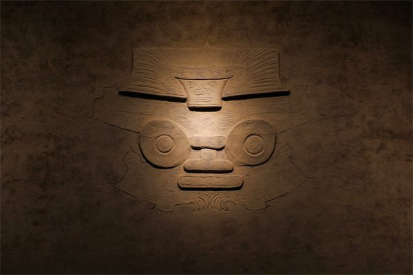 良渚博物院展壁上的“神人兽面纹”。中国网记者 郑伟 摄