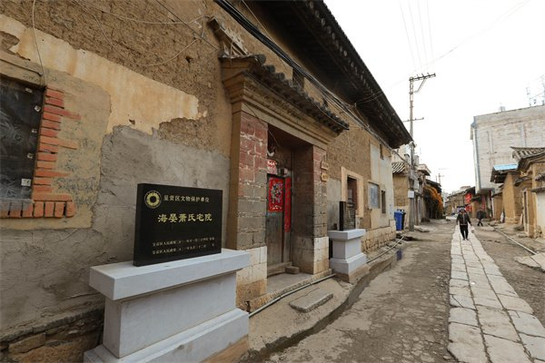 村中的石板路两边多为老宅 记者 黄兴能 摄