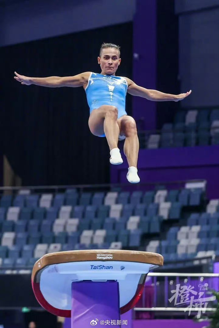 　　48岁的乌兹别克斯坦老将丘索维金娜 图源：@央视新闻