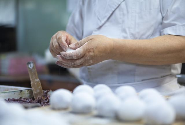 日本甜品大师在制作江米团子。图源视觉中国