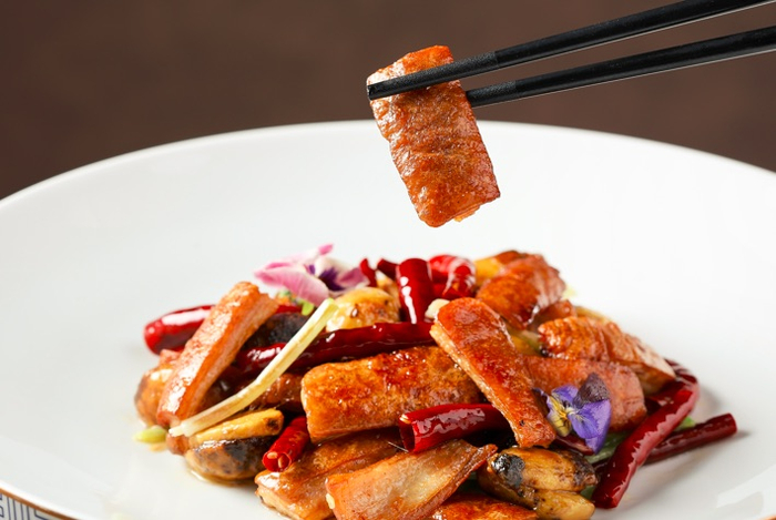 上海老饭店秋季新品-白葱牛肝菌辣炒脆肠头