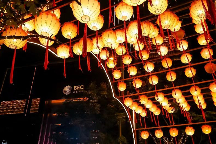 外滩枫径还化身“千灯长廊”。BFC外滩金融中心供图。