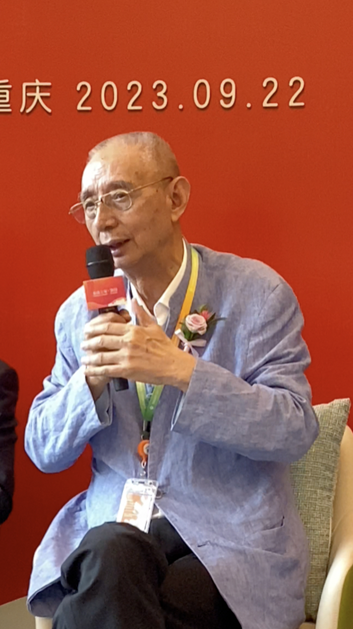 尹明善接受采访，红星新闻摄