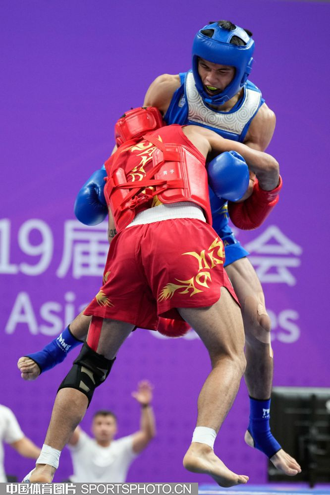 ↑何烽（蓝衣）