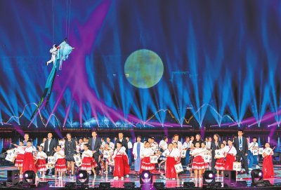 　　9月26日晚，第十一届中原（固始）根亲文化节主题中秋晚会再现“浉河泛月”美景。河南日报客户端记者 刘宏冰摄
