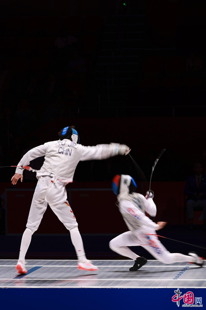 9月27日晚间举行的男子花剑团体决赛上,中国队38:45不敌韩国队,获得