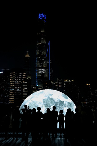 心动露台升起“超级月亮”。BFC外滩金融中心供图。