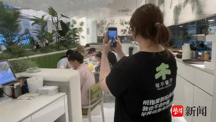 摄影师小苏在为食客们拍摄。扬子晚报/紫牛新闻记者 范晓林 摄