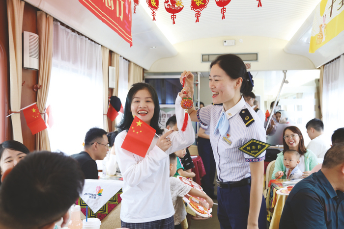 在互动环节获奖的旅客开心领取礼品    本报通讯员马琳 摄