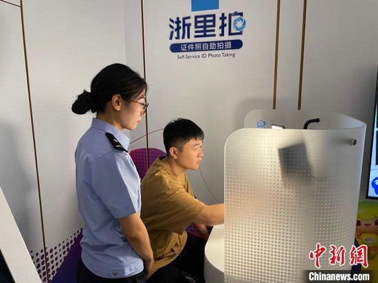 民警协助旅客进行办证服务。余杭公安供图