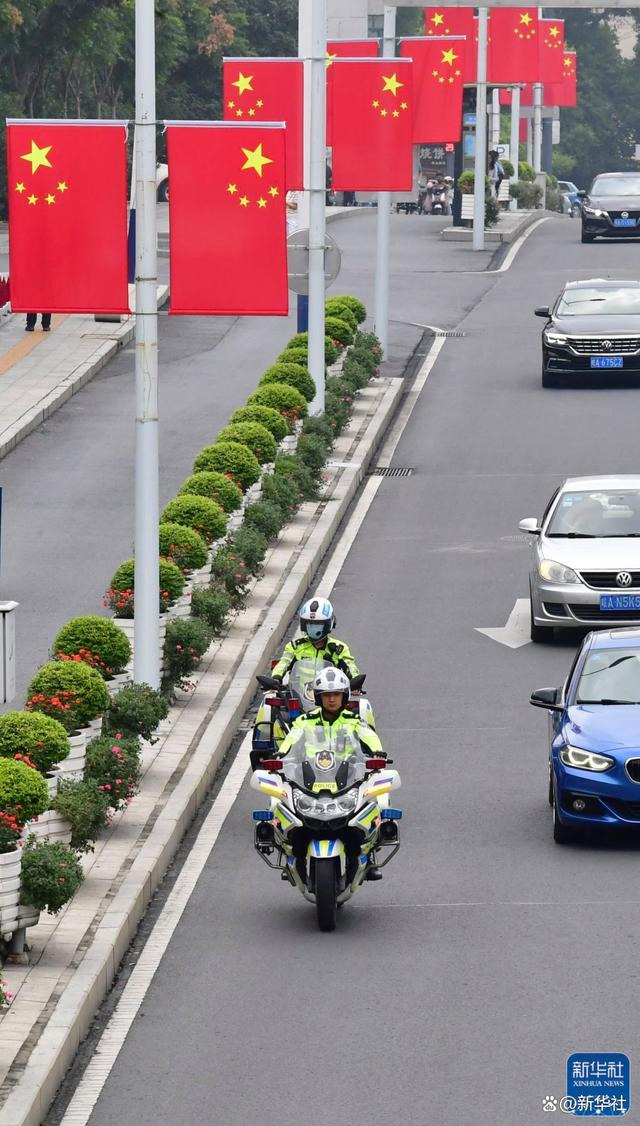 9月30日，在安徽省合肥市，交警蜀山大队铁骑中队在南一环开展路面巡查，守护市民假期平安出行。新华社发（陈三虎 摄）