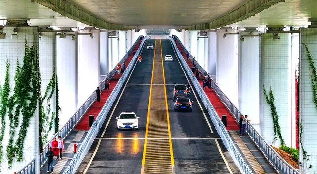 泸州长江二桥下层通道开通后，从江阳区茜草方向到龙马潭区罗汉场可直接通行。刘学懿摄