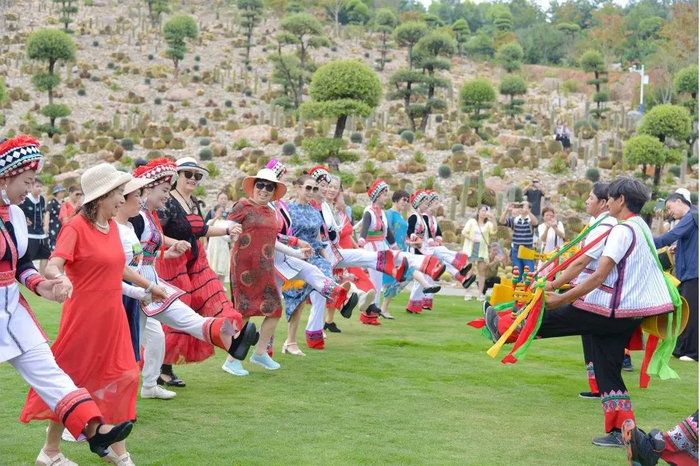 游客体验阿细跳月 图源：“弥勒市融媒体中心”微信公众号