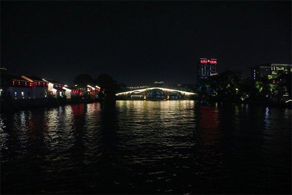 遊船遠眺拱宸橋夜景.中國網記者 鄭偉 攝