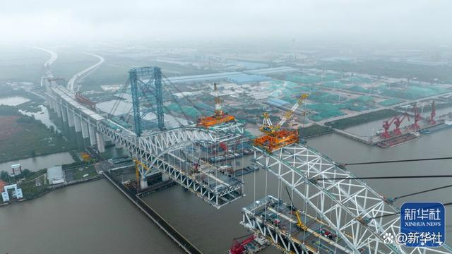 9月30日，中交二航局工人在位于江苏省泰州市的常泰长江大桥建设项目工地作业（无人机照片）。新华社发（周社根 摄）