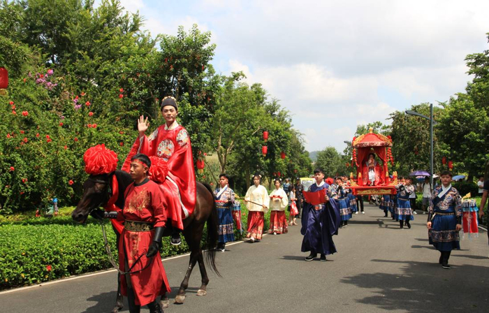 南宁园博园推出中式婚礼仪式。