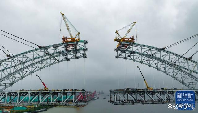 9月30日，中交二航局工人在位于江苏省泰州市的常泰长江大桥建设项目工地作业（无人机照片）。新华社发（周社根 摄）