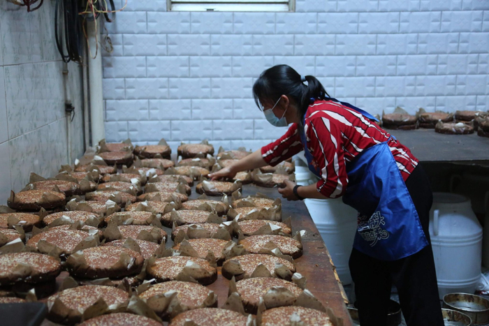 　　凤庆中秋习俗——烤月饼 杨志斌 摄